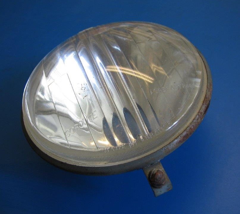 OD0648 Koplamp met vast glas voor 2cv 12pk jaren ’50 en 2cv begin jaren ’60. Merk: Ducellier. Model: Isoroute AGREA 445. Wordt geleverd zonder sierring. Staat: zeer gaaf