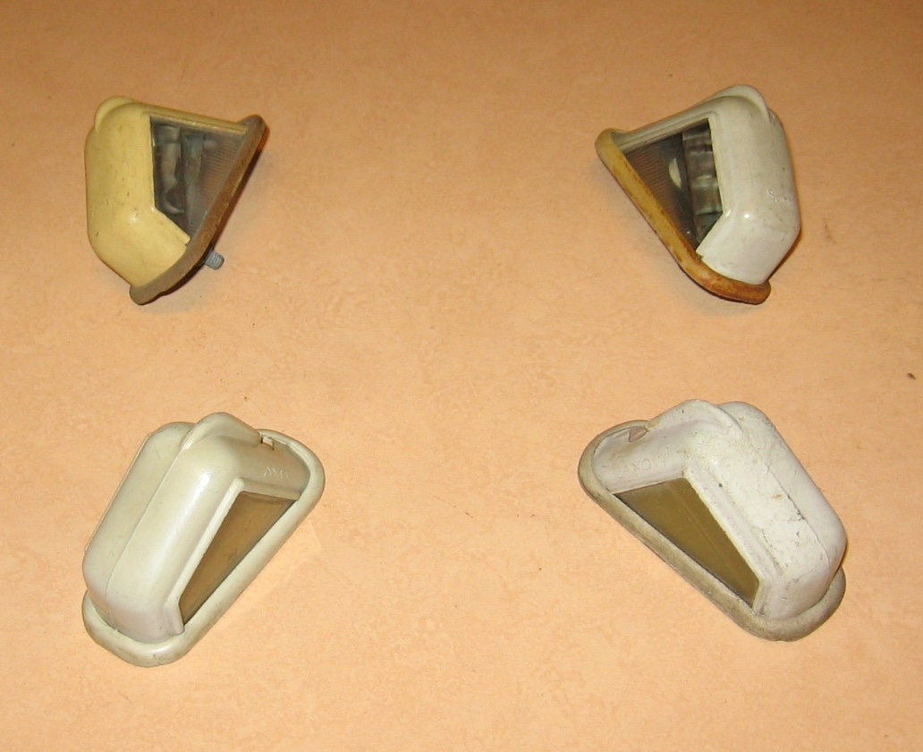 OD0685 Nummerplaatverlichting voor 2cv AZ 12pk en 18pk en AZU/AK jaren ’50 en ’60. 2x een set van links + rechts. 1ste set compleet met binnenwerk en glas beide zijden. Merk: Seima. 2e setje alleen losse kapjes. Glas enkele zijde. Merk: AXO. Staat van beide: gaaf