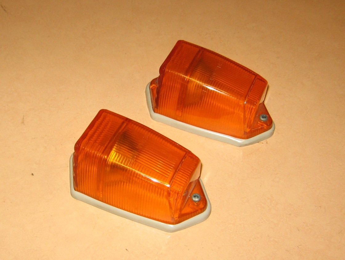 OD0689 Clignateurkapjes links + rechts voor 2cv 18pk en AZU. Kleur: oranje. Wordt geleverd compleet met binnenwerk. Staat: zeer gaaf, ook de rubbers.